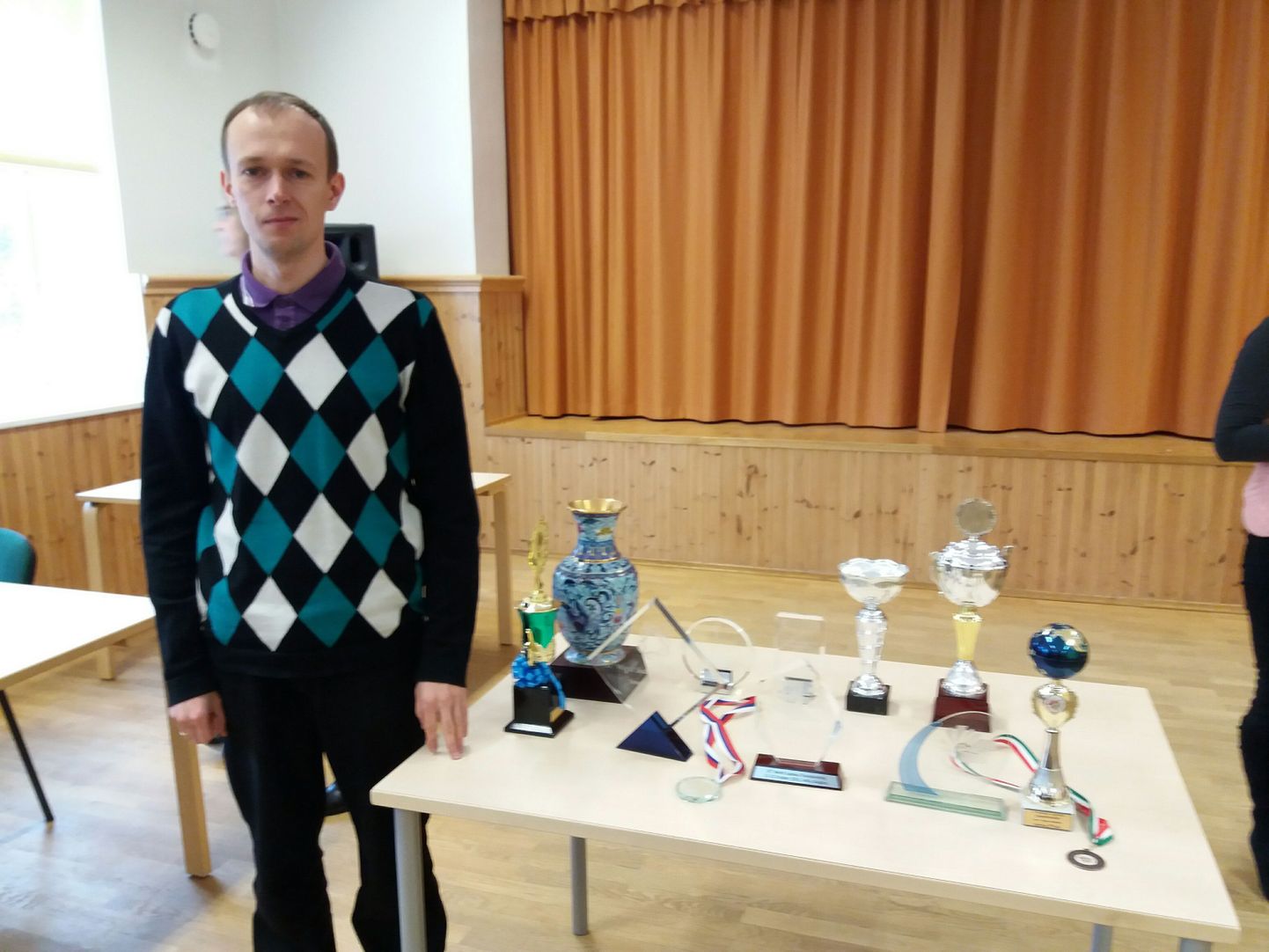 Sudokude lahendamise maailmameister Tiit Vunk võttis Veneveresse kaasa rahvusvahelistelt suurvõistlustelt võidetud karikad ja medalid.