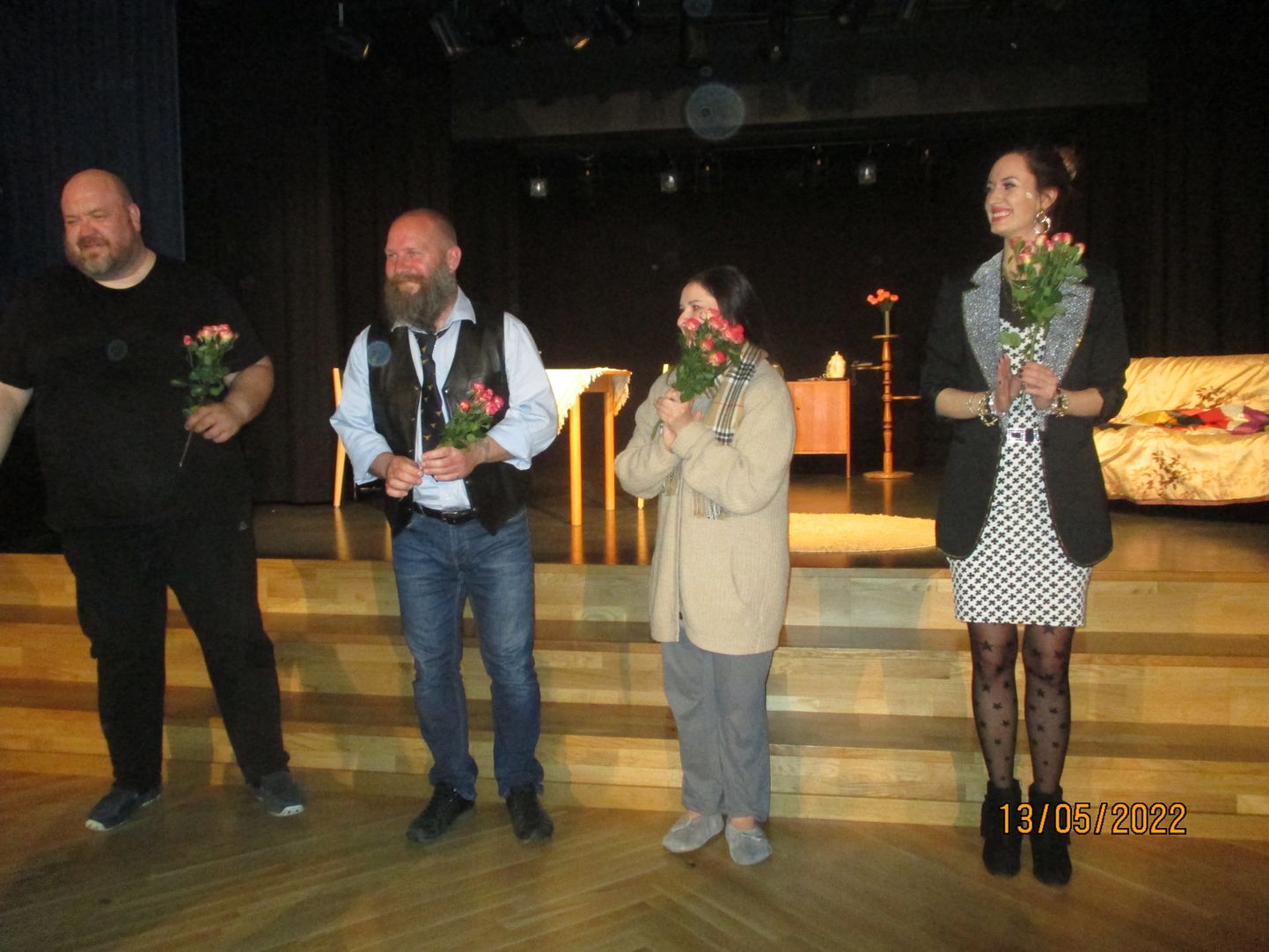 LILLETAMINE: Pärast etendust ulatati lilled näitlejatele Rando Väljaotsale, Rauno Rahnelilde, Katrin Pajule ja Liselle Õunapuule.