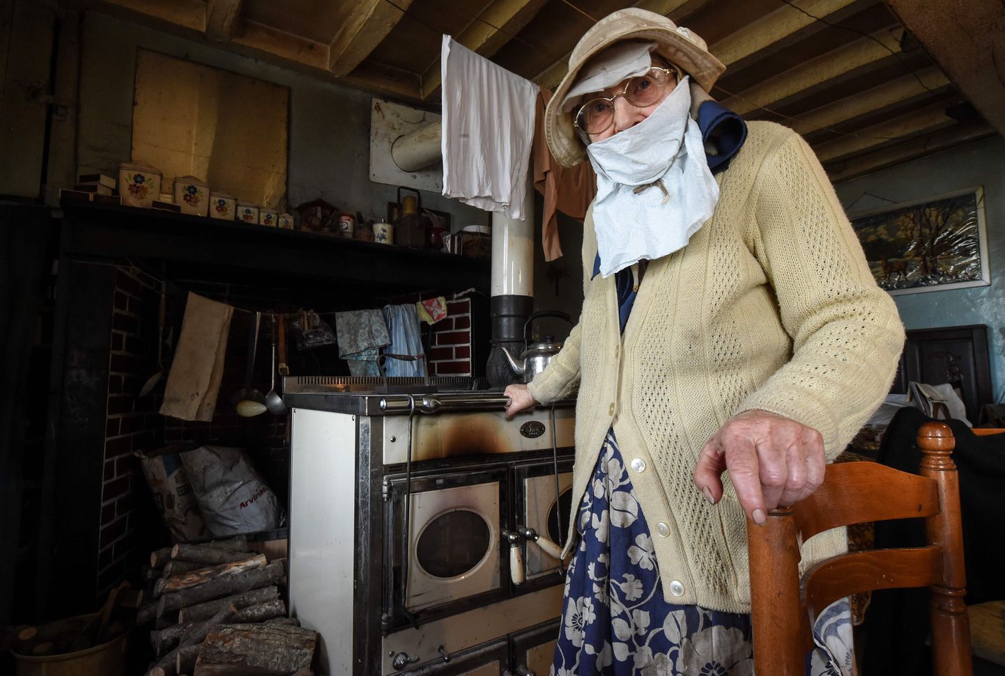 92-летняя француженка в изоляции в своем доме.