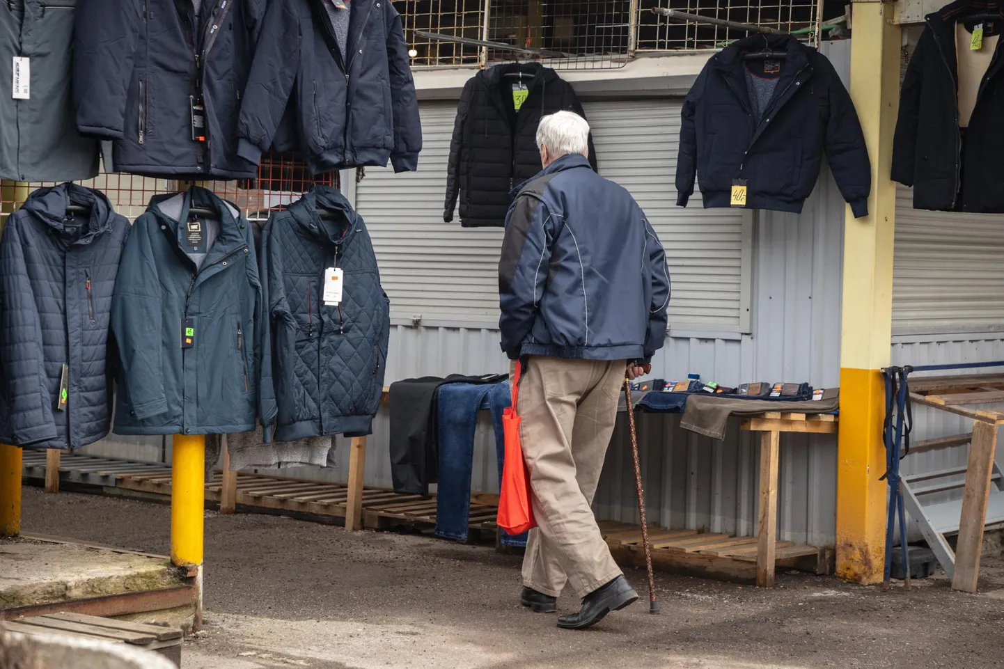 Sotsiaaltoetuseid maksti novembris 31,9 miljoni euro võrra rohkem, peamiselt kasvanud vanaduspensionide kulu tõttu. Illustreerival pildil on pensionär keskturul.