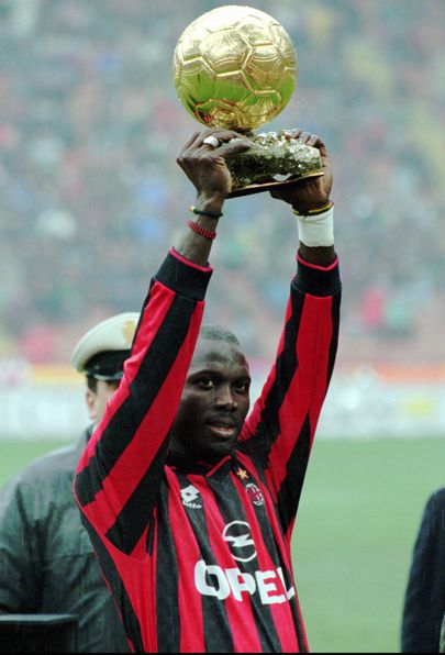 1996. aastal Itaalia jalgpalliklubi AC Milan ridades mänginud nüüdne Libeeria president George Weah.