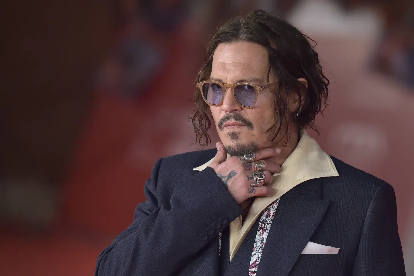 Johnny Deppi koer tõmbas end rihmast lahti ja saatis korda midagi väga ...