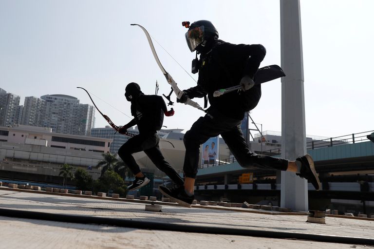 Vibudega relvastatud meeleavaldajad harjutamas märulipolitsei eest põgenemist.