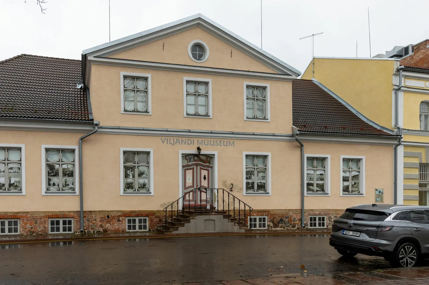 Selle kuu lõpuni saab Viljandi muuseumis vaadata nii Eesti arheoloogide liidu rändnäitust kui ka Priit Loogi fotonäitust "Kahe suve vahel". Kolmapäeval kell 16 algab muuseumis kohtumisõhtu Sakala peatoimetaja Hans Värega.