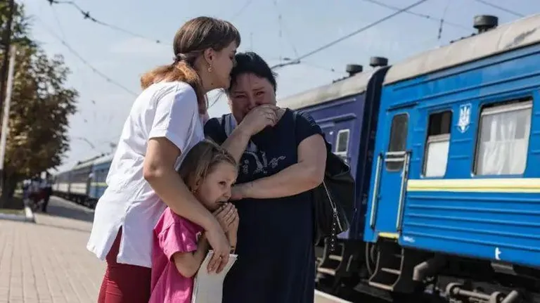 Люди эвакуируются из Покровска, август 2024 года.