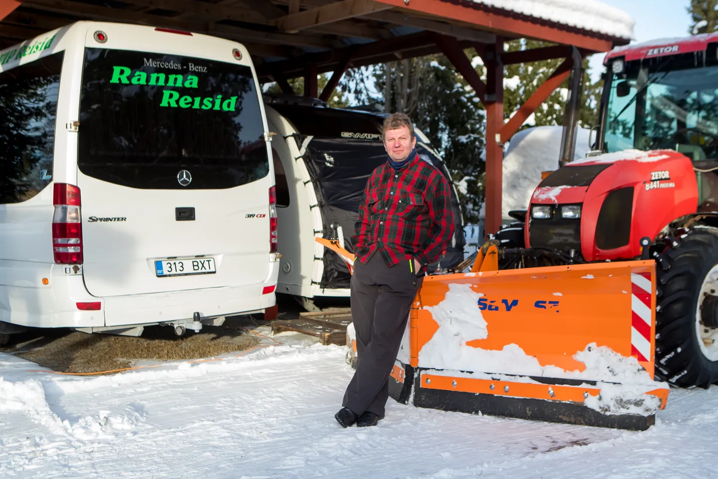 KUIDAS KUNAGI: Veel eelmisel aastal teenis Ain Rand kasumit bussireisidega ja kahjumit lumelükkamisega. Sel aastal on vastupidi.