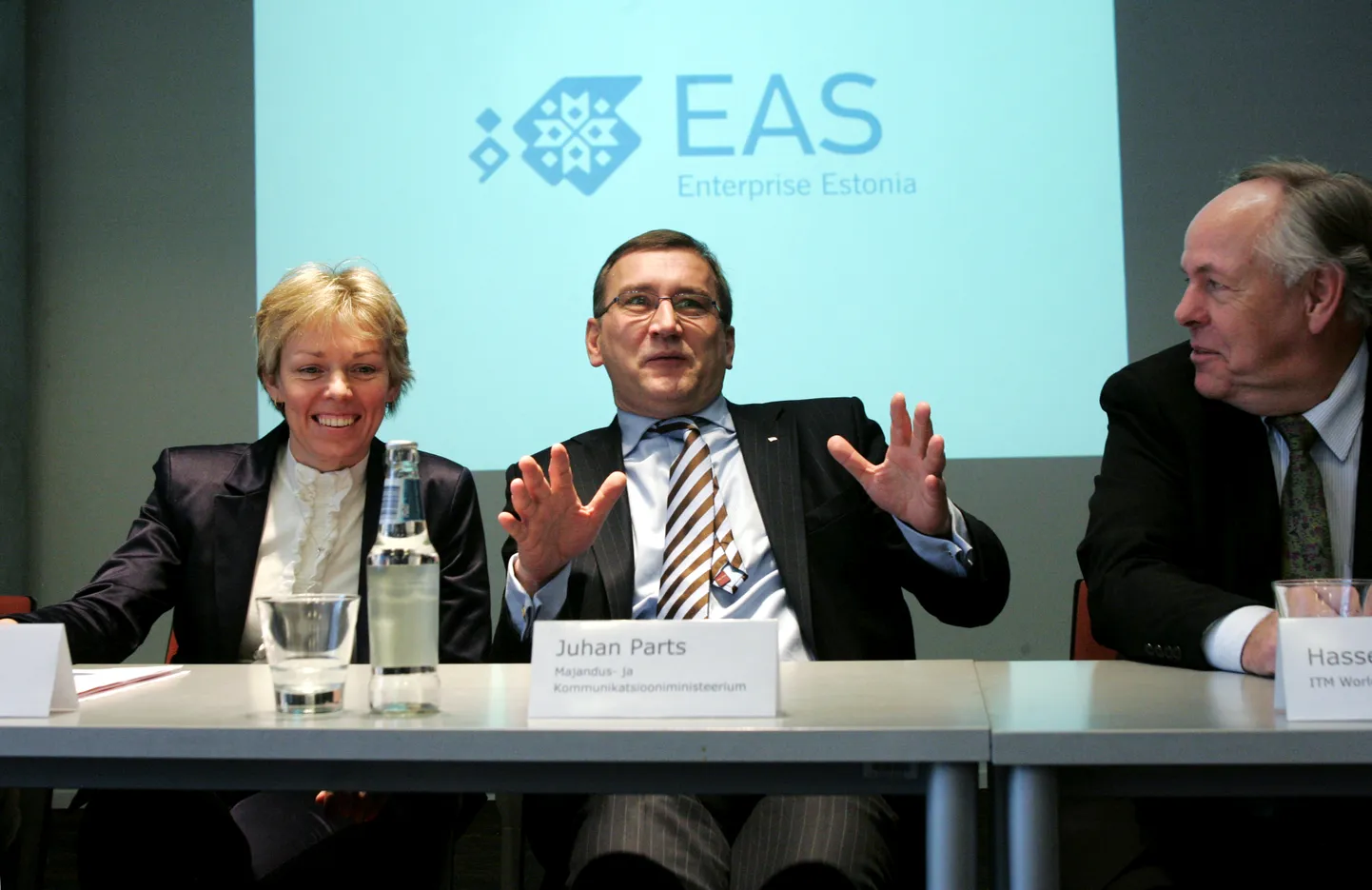 2011. aasta Ekspordirevolutsiooni pressikonverents. Pildil( vastakult) EASi juhatuse liige Maria Alajõe, majandusminister Juhan Parts ja Marketingi Instituudi juhatuse esimees
Hasse Karlsson.