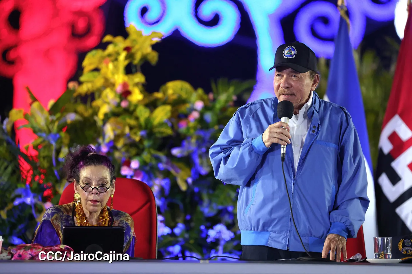 Nicaragua diktaator Daniel Ortega (paremal) oma naise ja asepresidendi Rosario Murillo kõrval kõnet pidamas.