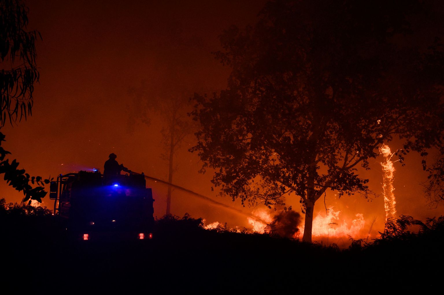 Tuletõrjujad Edela-Prantsusmaal Bordeaux' lähistel.