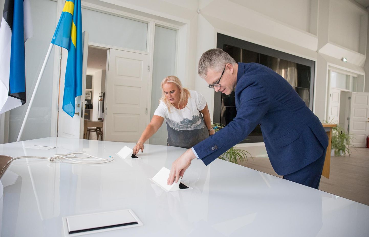 Rakvere abilinnapea Triin Varek tutvustas riigihalduse ministrile Janek Mäggile muu hulgas volikogu töölaua võimalusi.