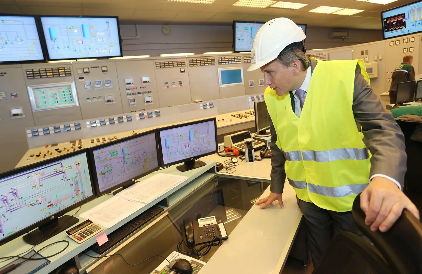 Eesti Energia juht Sandor Liive Enefit-280 õlitehase juhtimispuldis.