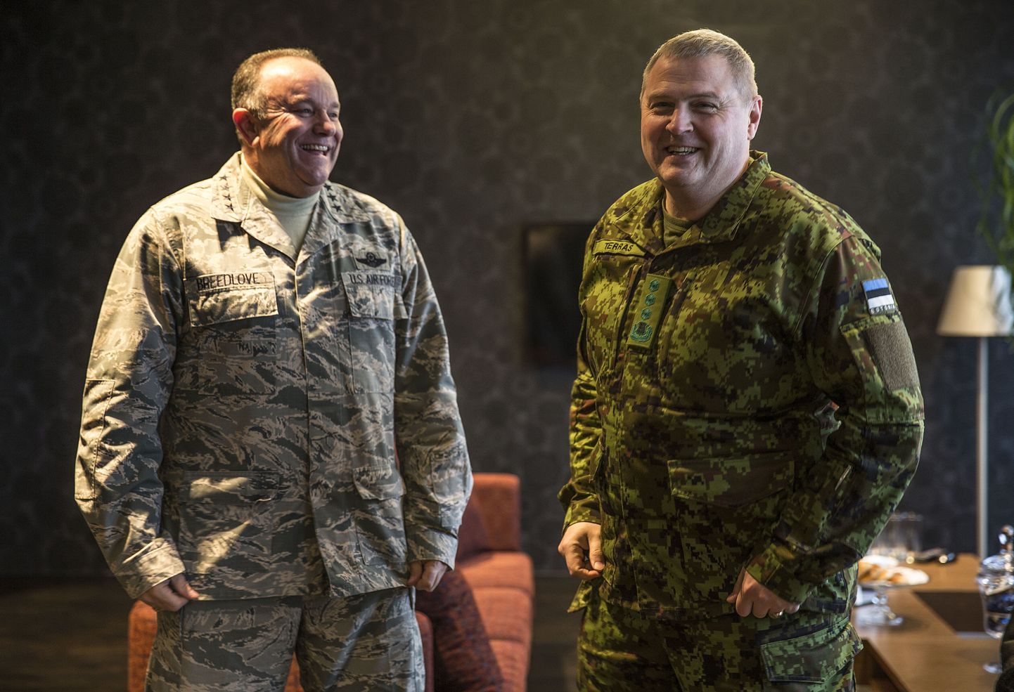 Möödunud sügisel külastas kindral Breedlove (vasakul) Tapa sõjaväelinnakut, kus kohtus kaitseväe juhataja Riho Terrasega (paremal).