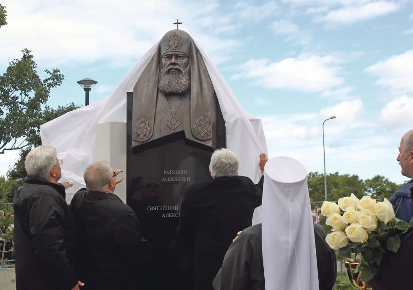 Бронзовый бюст Патриарха был установлен во дворе храма в честь иконы Божией Матери «Скоропослушница».