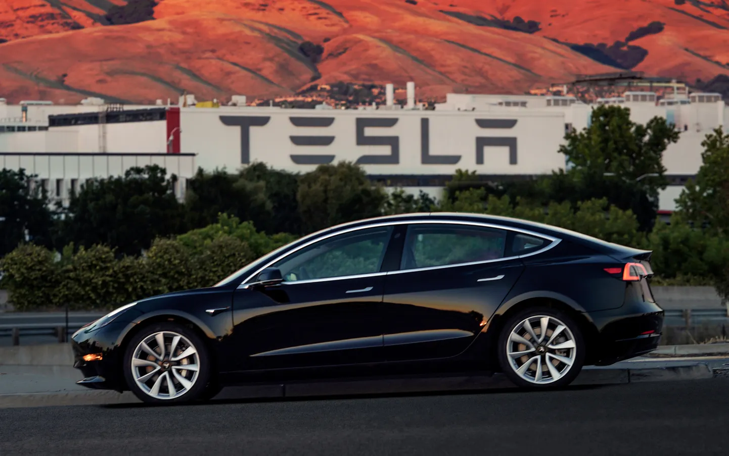 Электромобиль Tesla Model 3. Иллюстративное фото.