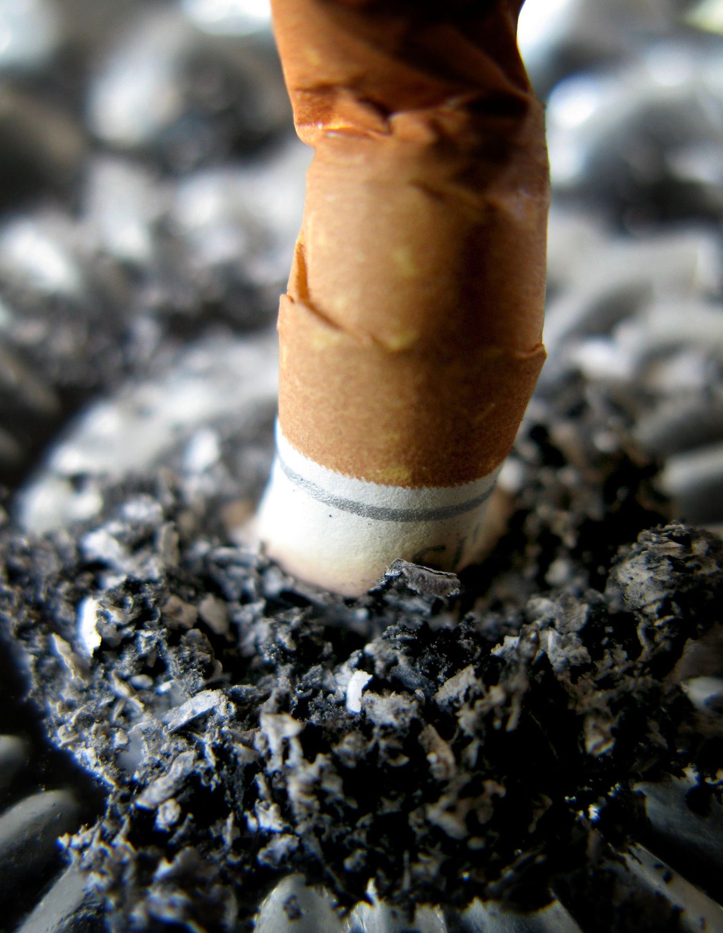 Suitsetaja risk haigestuda kopsuvähki on 10 kuni 25 korda suurem kui mittesuitsetajal