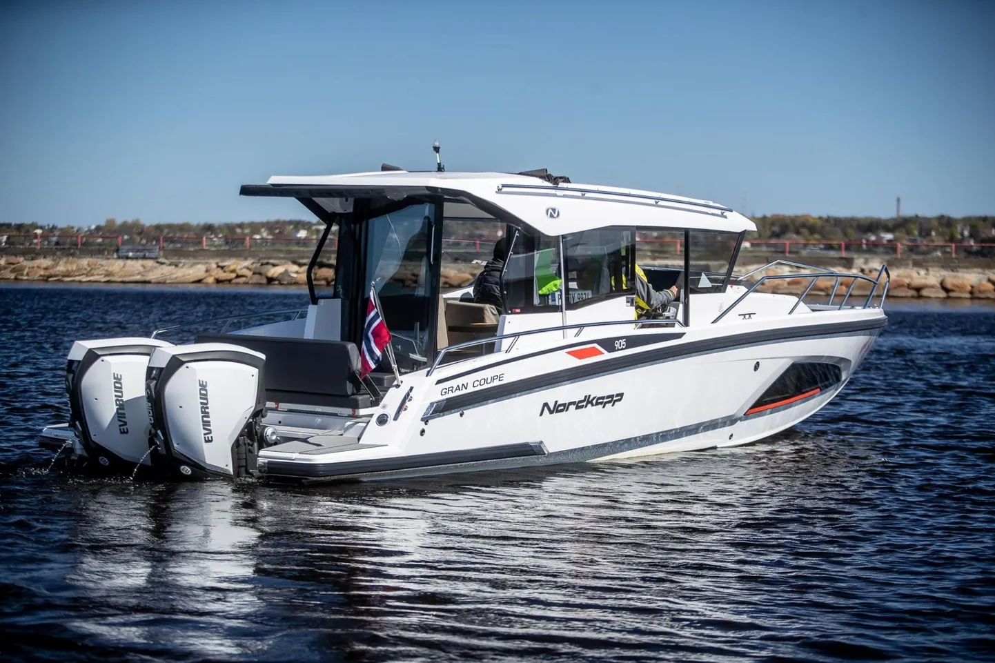 Evinrude E-TECi mootoritele disainitud mootorpaat Nordkapp kahe 200-hobujõulise rippmootoriga.
