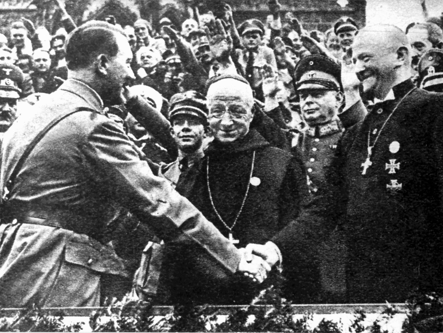 Adolf Hitler (vasakul) kätlemas 1934. aastal Saksa Evangeelse Kiriku riigipiiskopi Reichsbischof Ludwig Mülleriga.