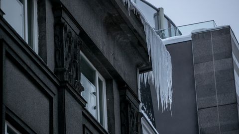 Tallinna tänavatel ohustavad jalakäijaid eluohtlikud jääpurikad