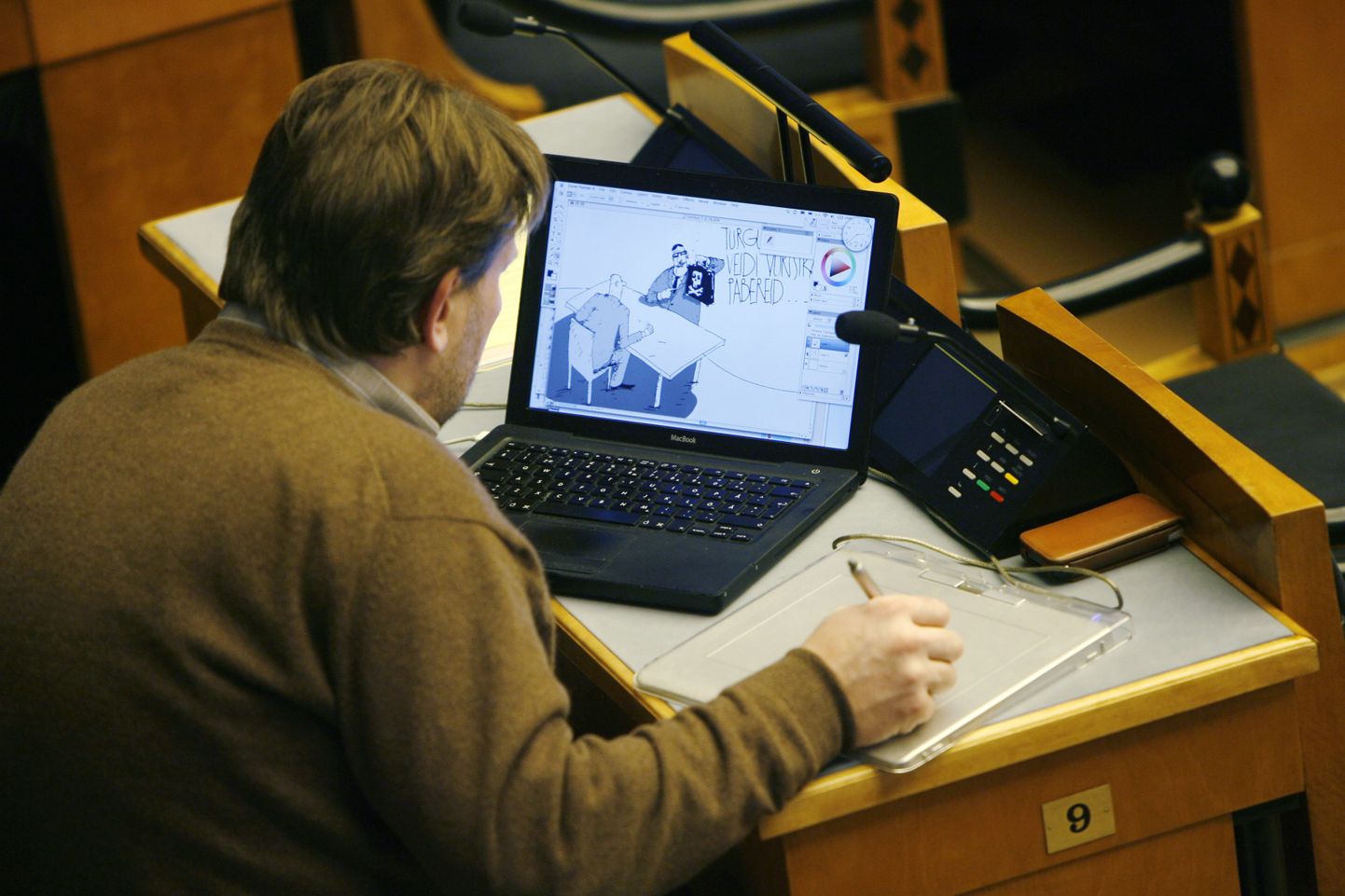 Marek Strandberg istungi ajal karrikatuuri joonistamas.