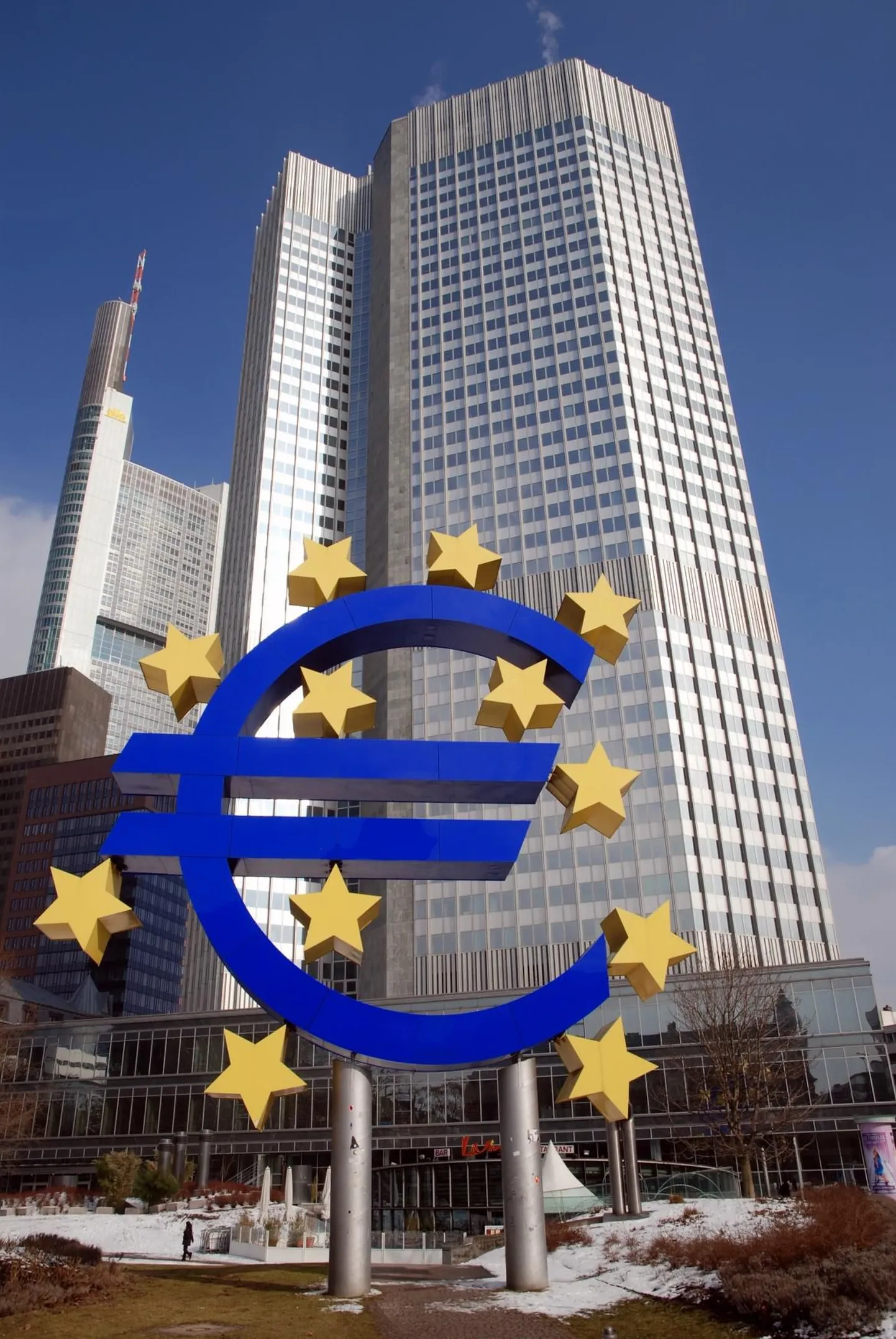 Euro märk EKP peahoone ees.
