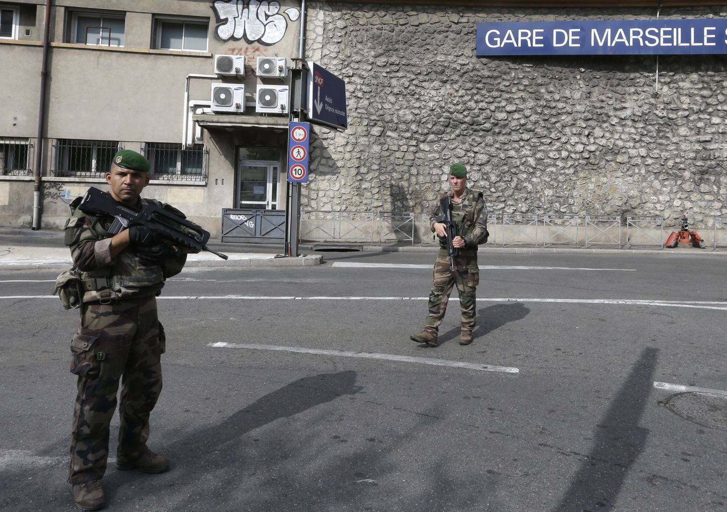 Prantsuse politseinikud patrullivad Marseilles raudteejaama ligidal.