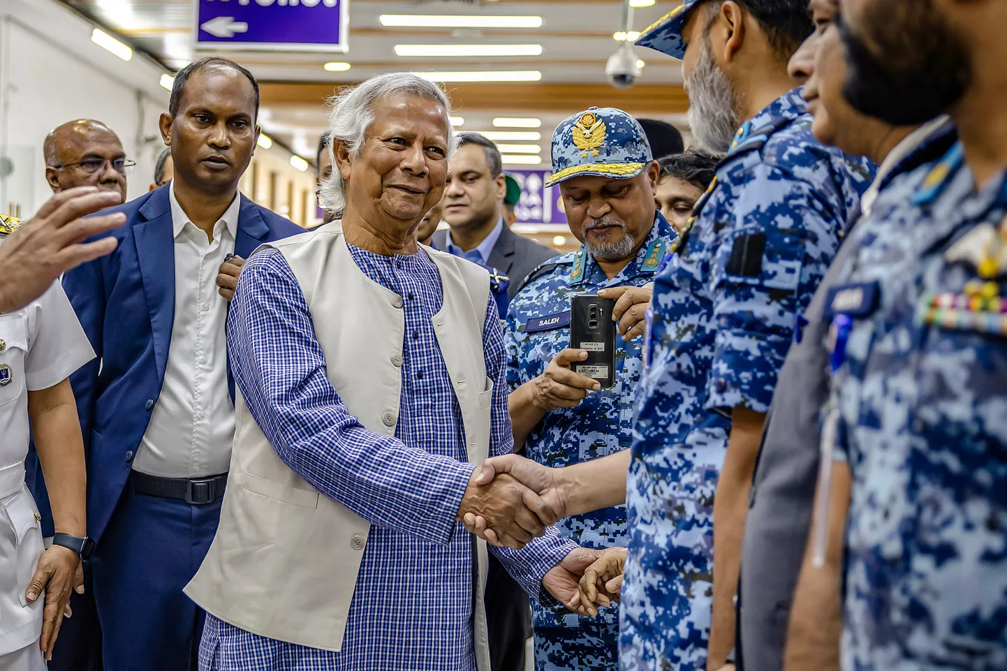 Nobeli rahupreemia laureaat Muhammad Yunus surub kätt Bangladeshi armee kõrgetel ohvitseridel Dhaka lennujaamas.