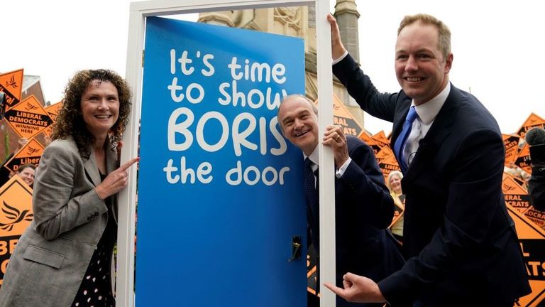 «Пора указать Борису на дверь». Либеральные демократы празднуют победу над тори на последних довыборах в традиционно консервативном округе