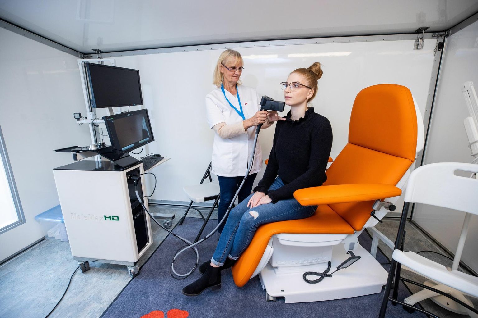 Mobiilne nahakasvajate diagnoosimise kabinet peatub Eestimaa erinevais keskusis kord nädalas, võimaldades nii kiirendada inimeste õigeaegset jõudmist nahaarsti juurde naha pahaloomuliste kasvajate kahtlusel.