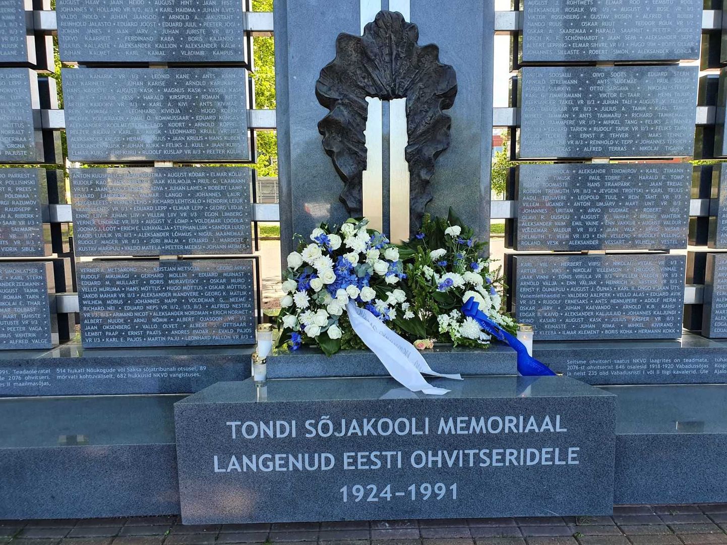 У мемориала в Тонди в память о жертвах репрессий зажгли свечи. Иллюстративное фото.