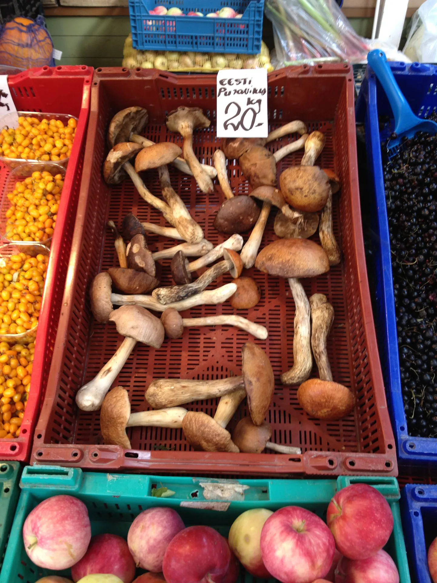 Белые грибы на рынке Нымме.