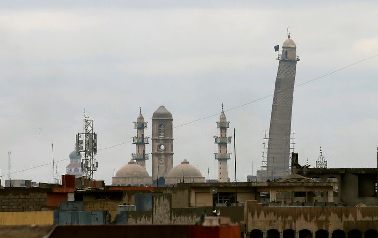Mošee 2014. aastal. Minareti tipus on näha ISISe lippu.
