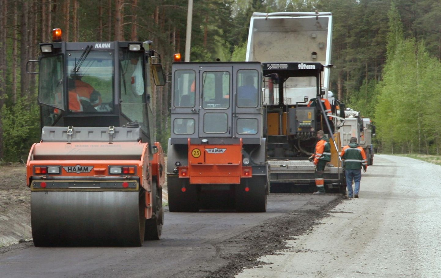 Valitsus lubab jätkata nii teede ehitamist, nende remontimist kui tolmuvabaks muutmist.