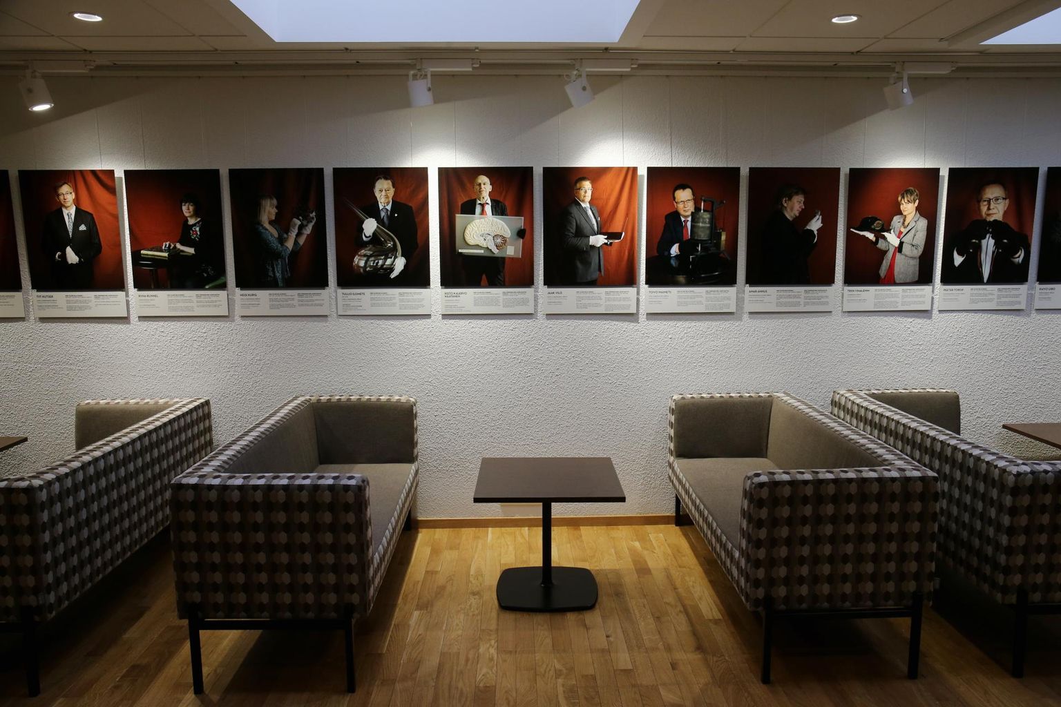 Portreede näitus on üles pandud Tartu ülikooli raamatukogu konverentsikeskuse kõrvale.