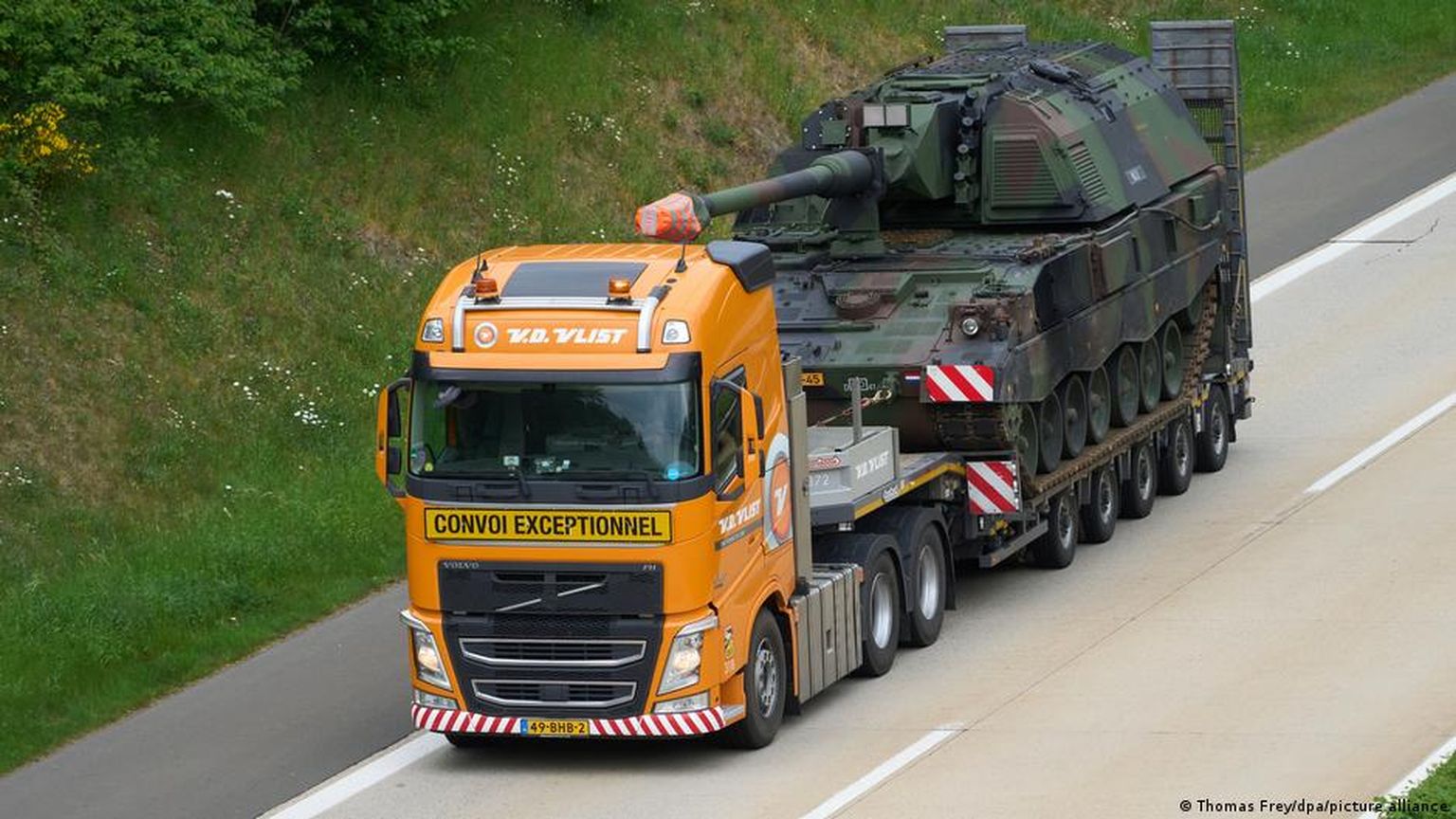 Немецкая гаубица Panzerhaubitze 2000 транспортируется в Украину