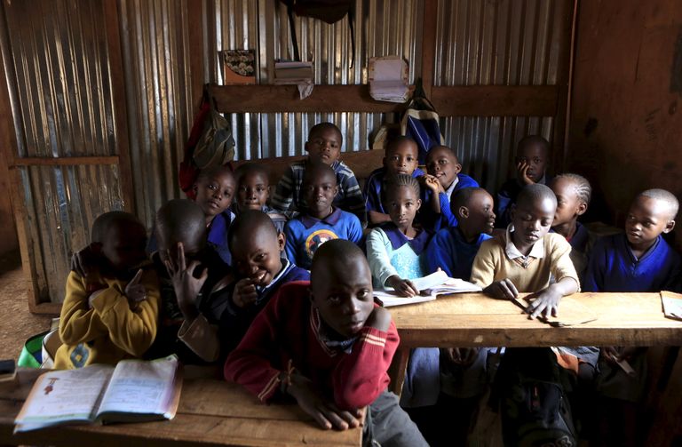 Kuue- kuni seitsmeaastased lapsed poseerivad Gifted Hands Educational Centre (eesti keeles Andekate Käte Hariduskeskus) klassiruumis Keenia pealinna Nairobi Kibera-nimelises agulis.
Foto: REUTERS/Noor Khamis