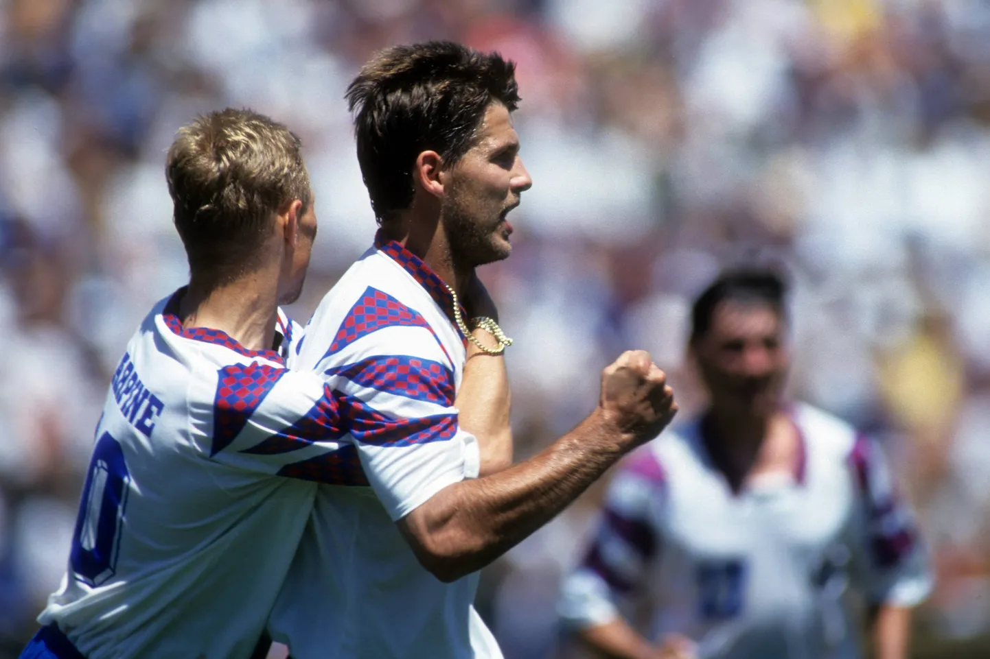 Oleg Salenko (paremal) 1994. aasta jalgpalli MMil. Muide, siin pildil embab teda Valeri Karpin – Narvas sündinud jalgpallur, kes esindas Venemaad.