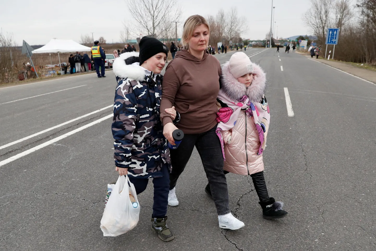Ģimene, kas paglābusies no Krievijas noziedzīgā režīma iebrukuma Ukrainā.