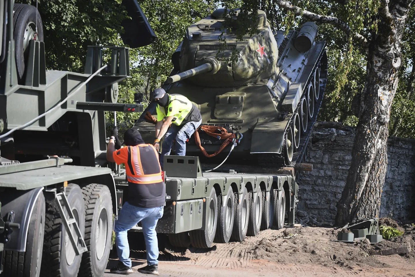 Демонтаж танка Т-34 в Нарве в 2022 году. Иллюстративное фото.