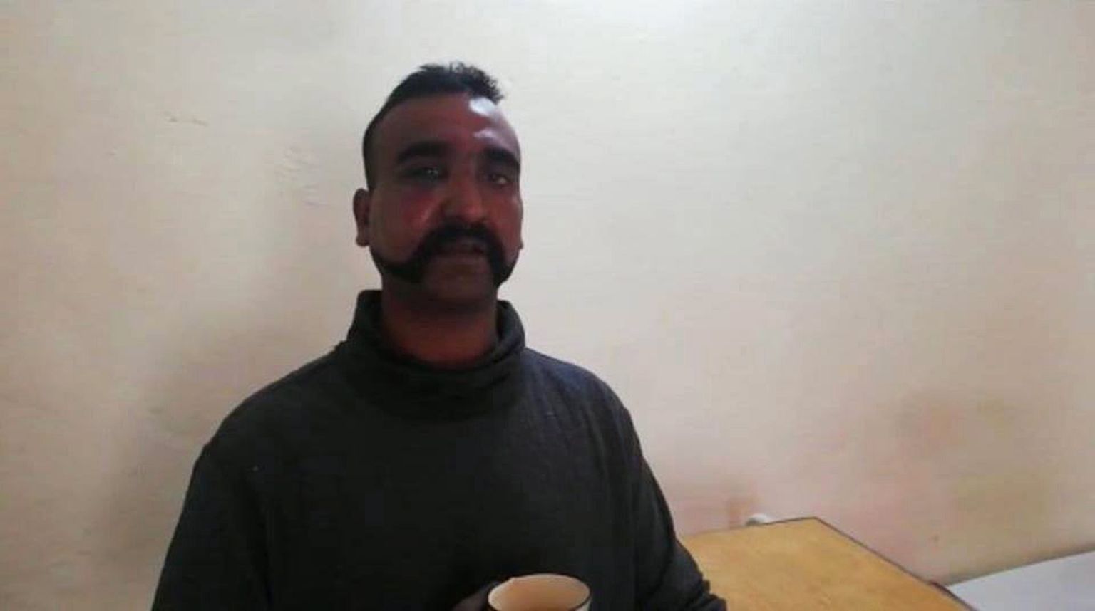 Vangi langenud India õhuväelane Abhi Nandan.