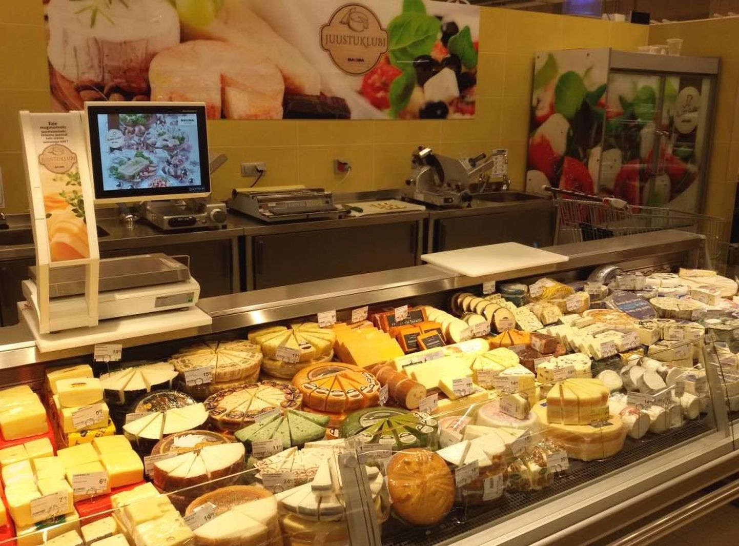 Ассортимент сыров и сыры с плесенью в магазине Maxima.