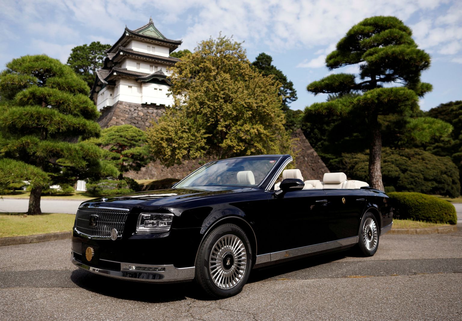 Toyota Century kabriolets pie Japānas imperatora pils