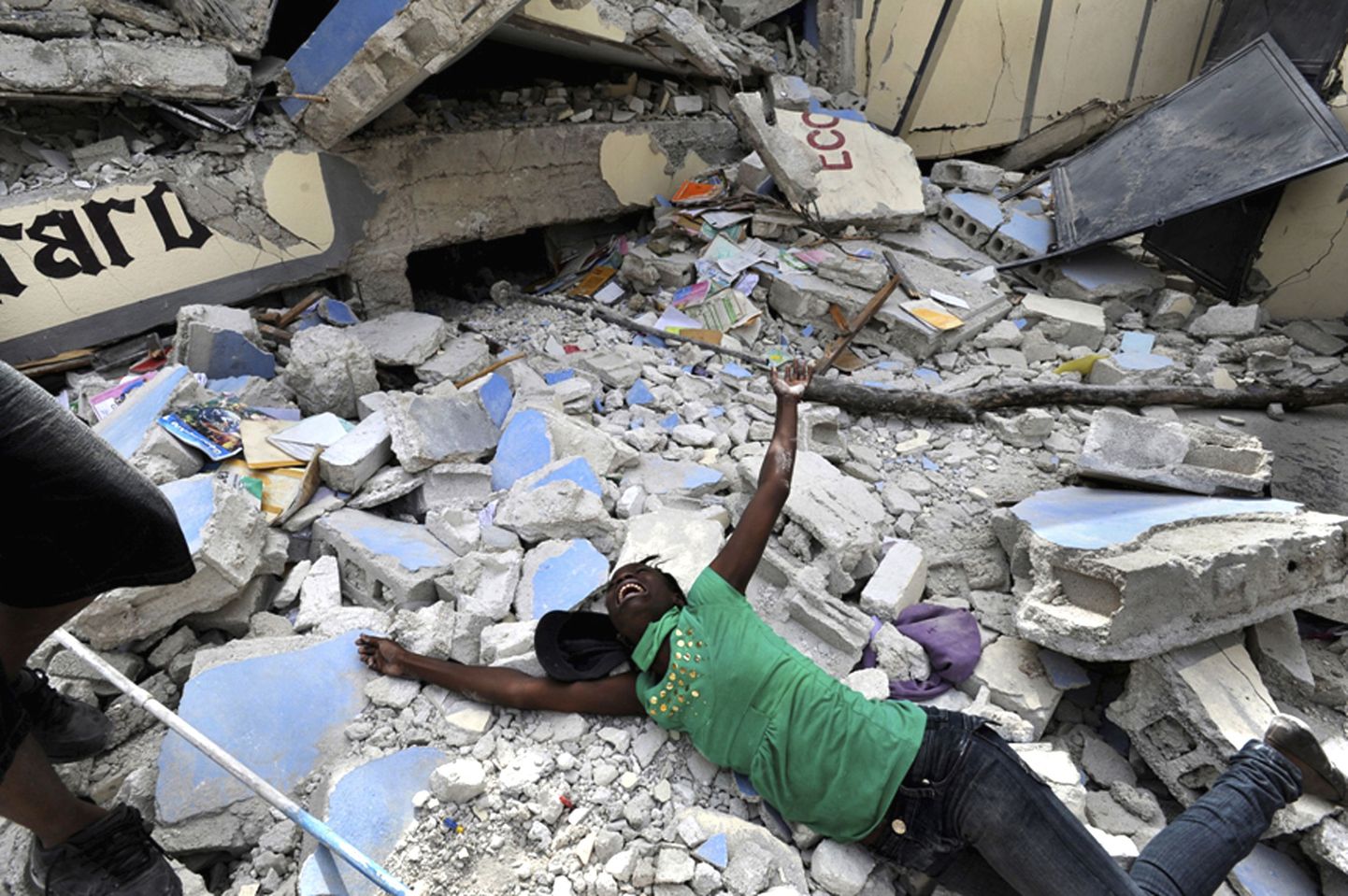Carol Guzy tehtud foto pärast Haiti maavärinat, kus Cindy Tersme otsib rusudest oma 14-aastast venda, sai uudisfoto Pulitzeri.