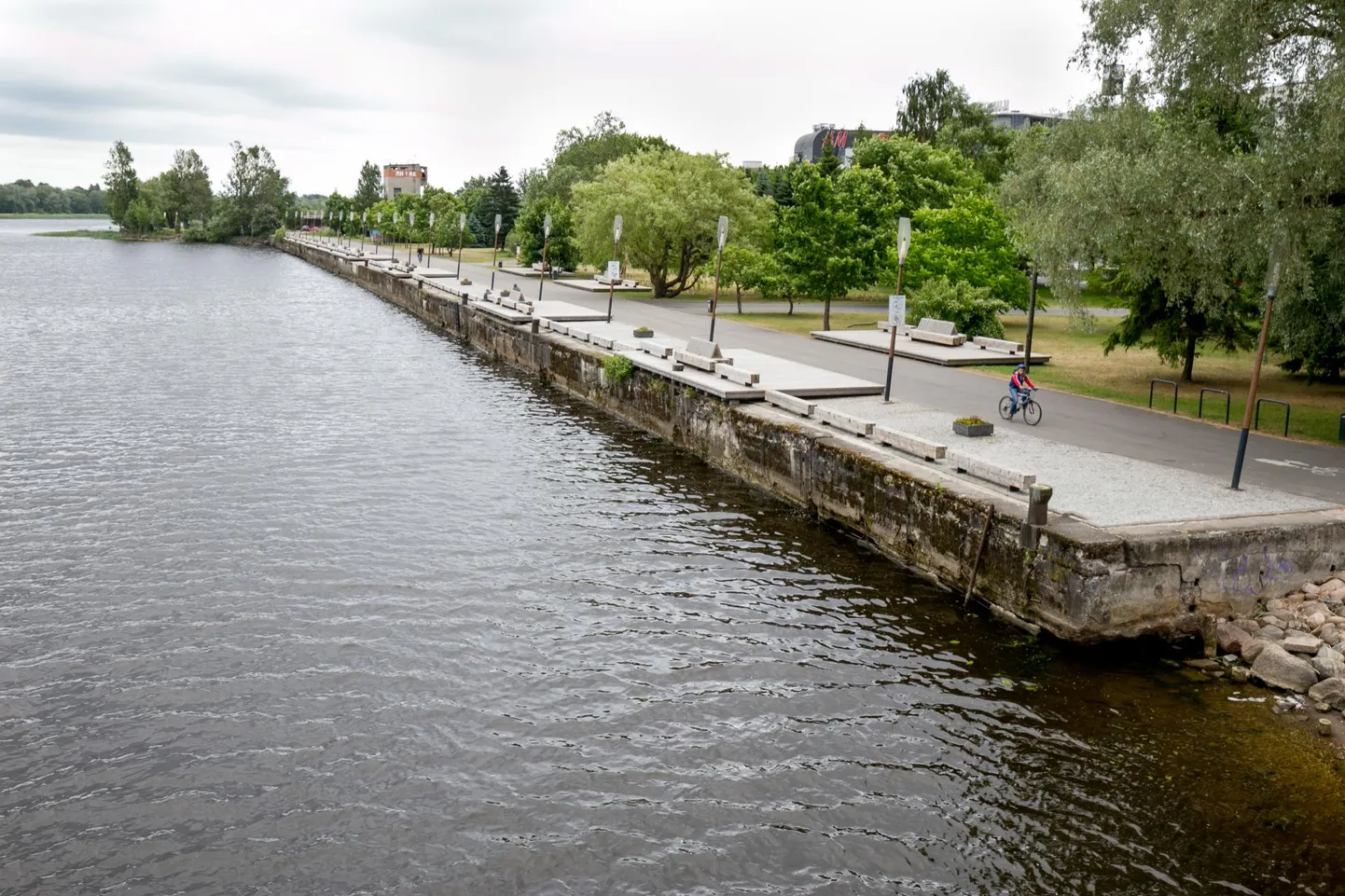 Jaansoni raja kõveraks väändunud aerukujulised valgustid vahetati välja.