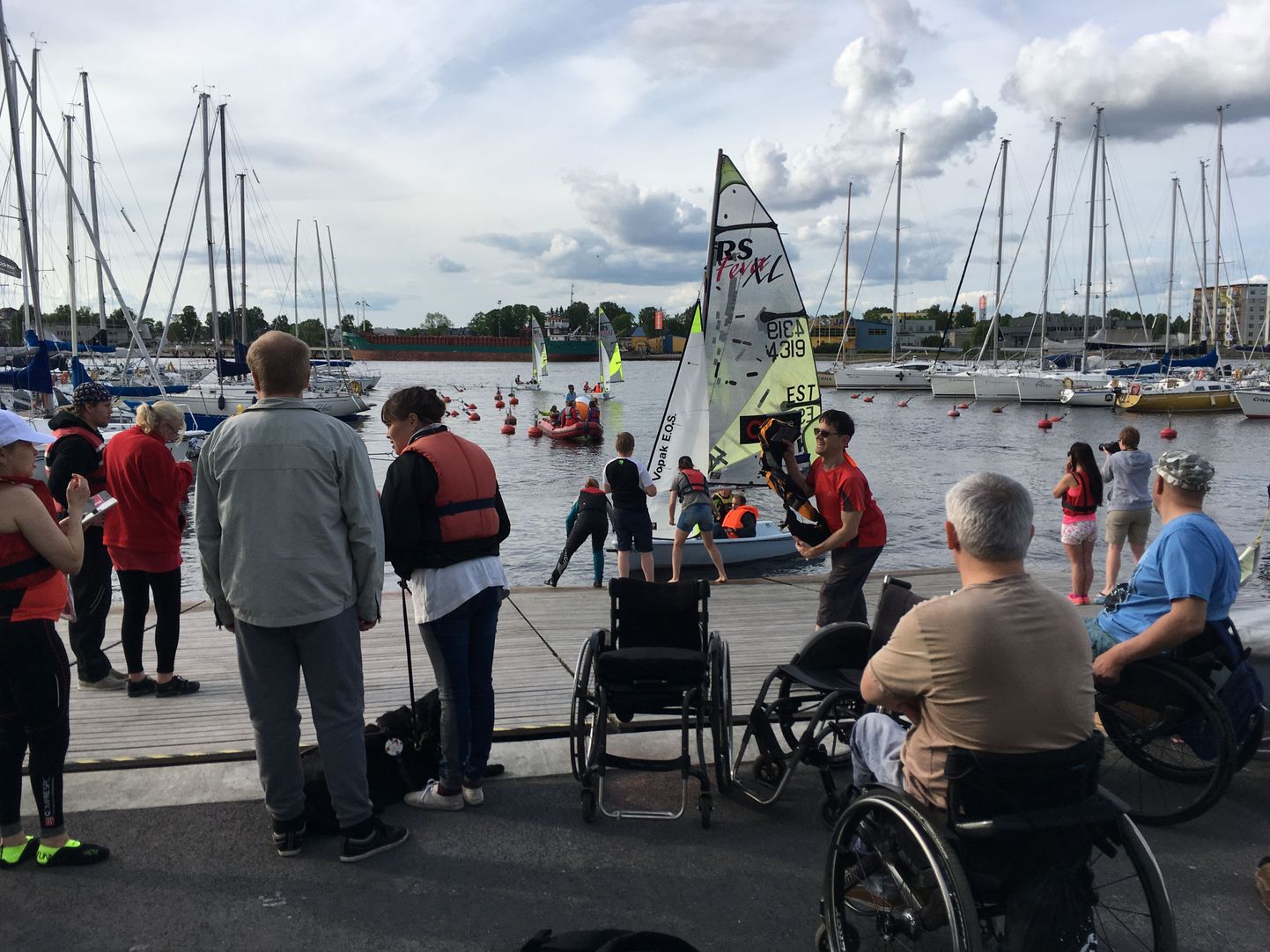 Pea 30 puuetega inimest proovis purjetamist Pärnu jõel.