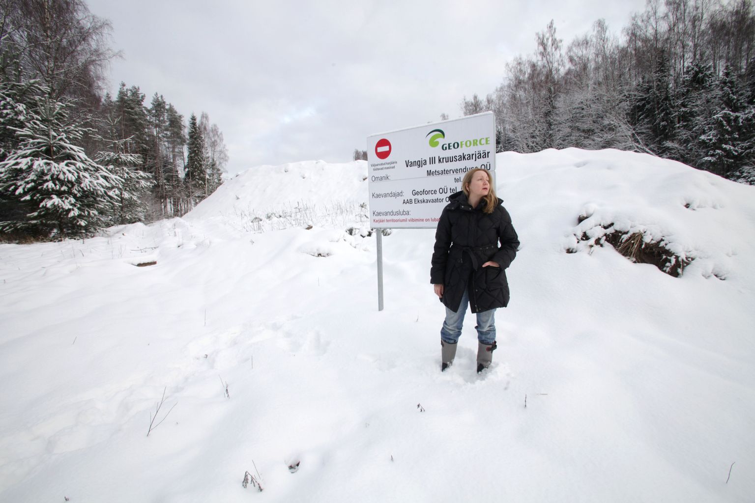 Pildil Otepää valla elanik Margit Prede tema naabrusesse rajatava kaevanduse juures.