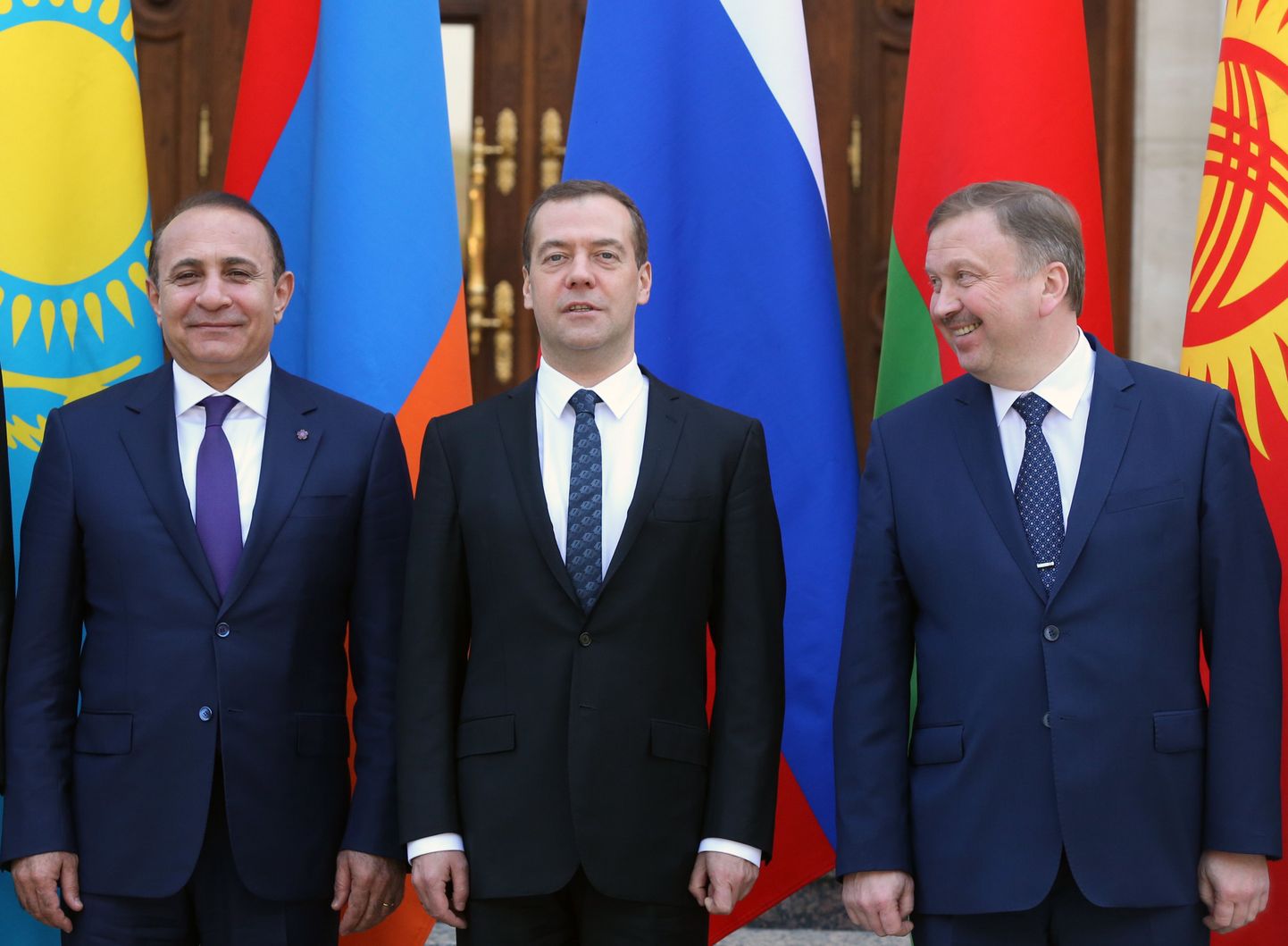 Armeenia peaminister Hovik Abrahamjan, Vene peaministri Dmitri Medvedevi ja Valgevene peaministri Andrei Kobjakoviga.
