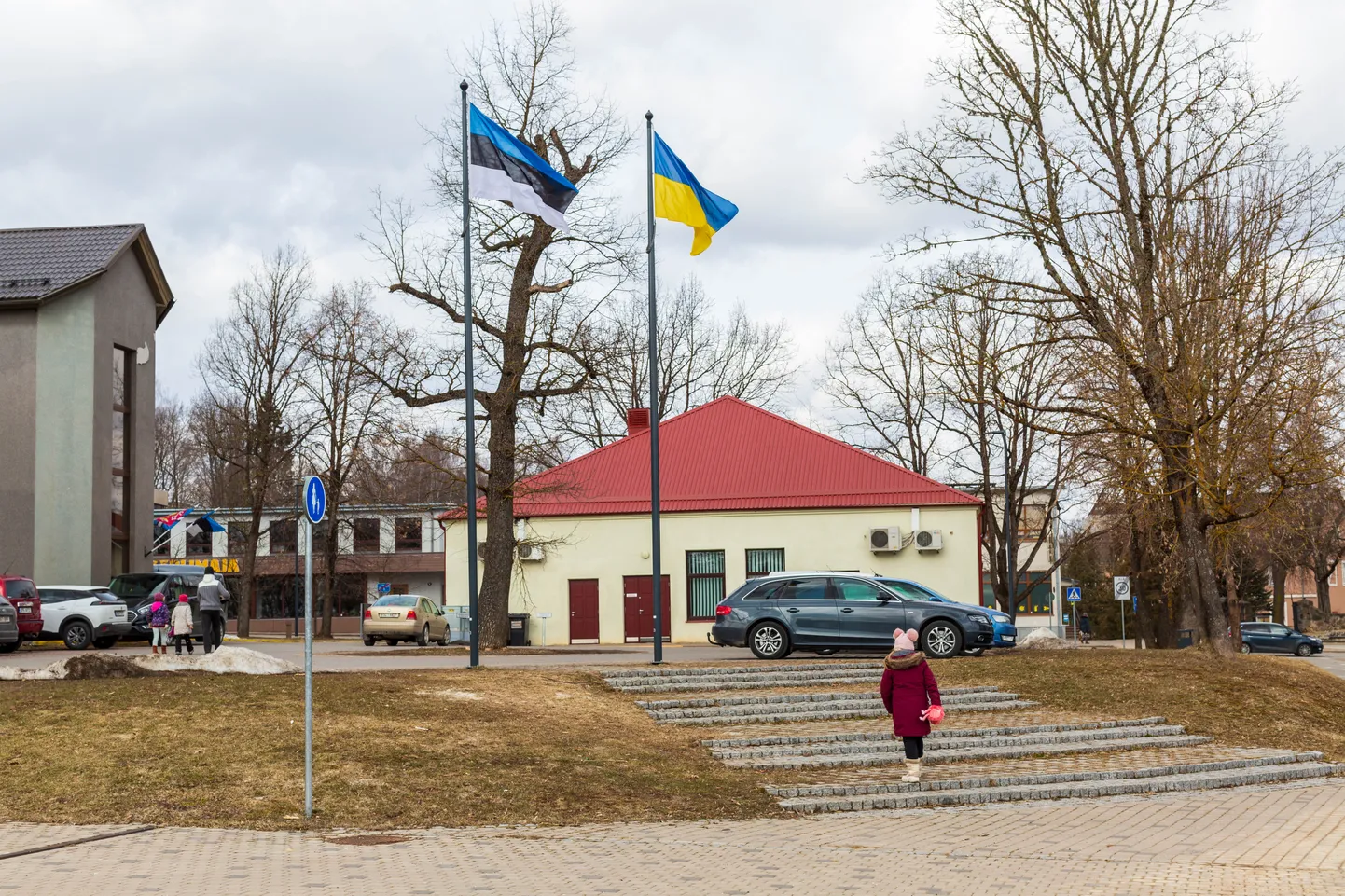 Veel esmaspäeval lehvisid Eesti ja Ukraina lipp Põlva keskväljakul kõrvuti.