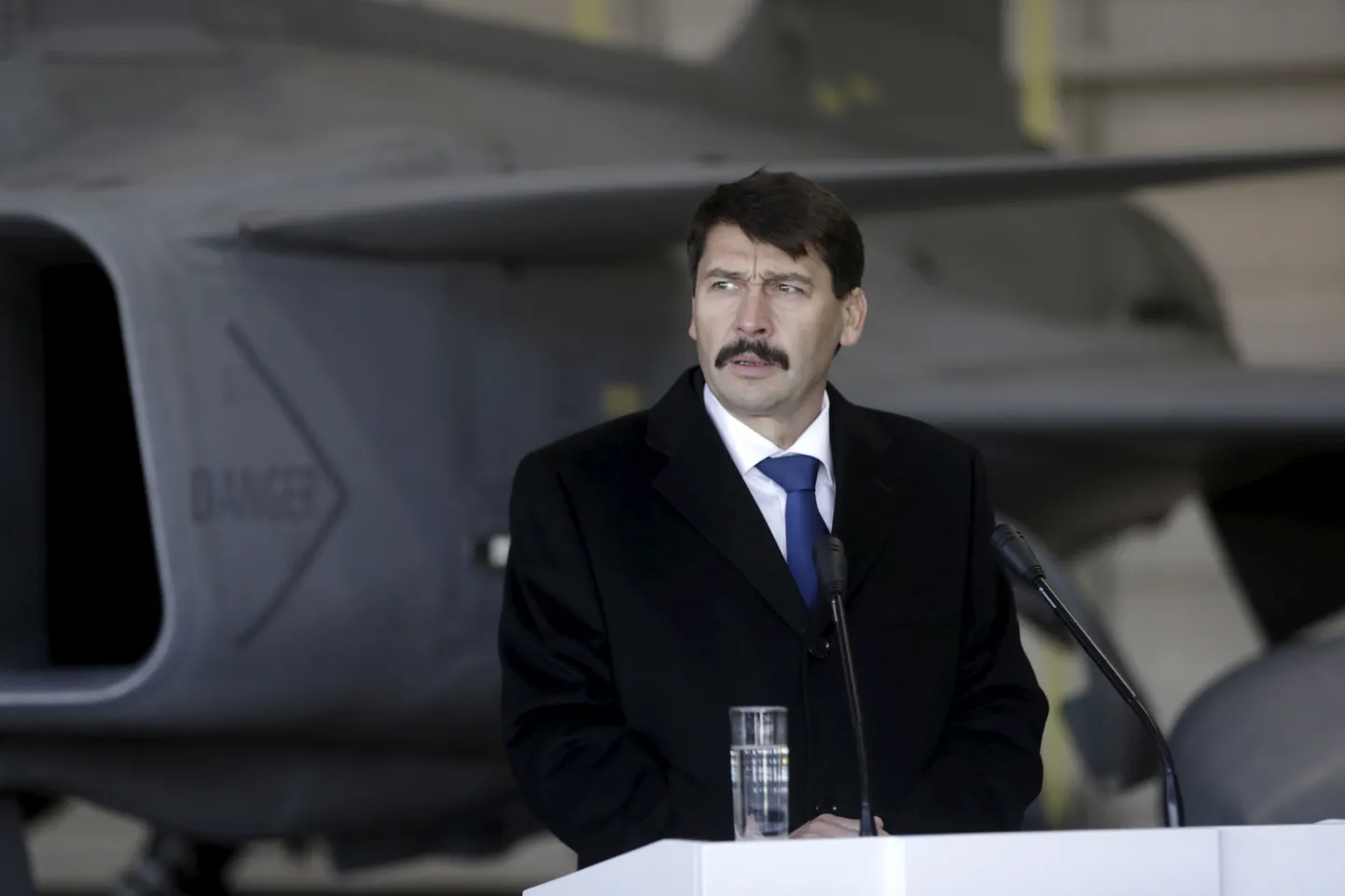 Ungari president János Áder Leedus kõnet pidamas.
