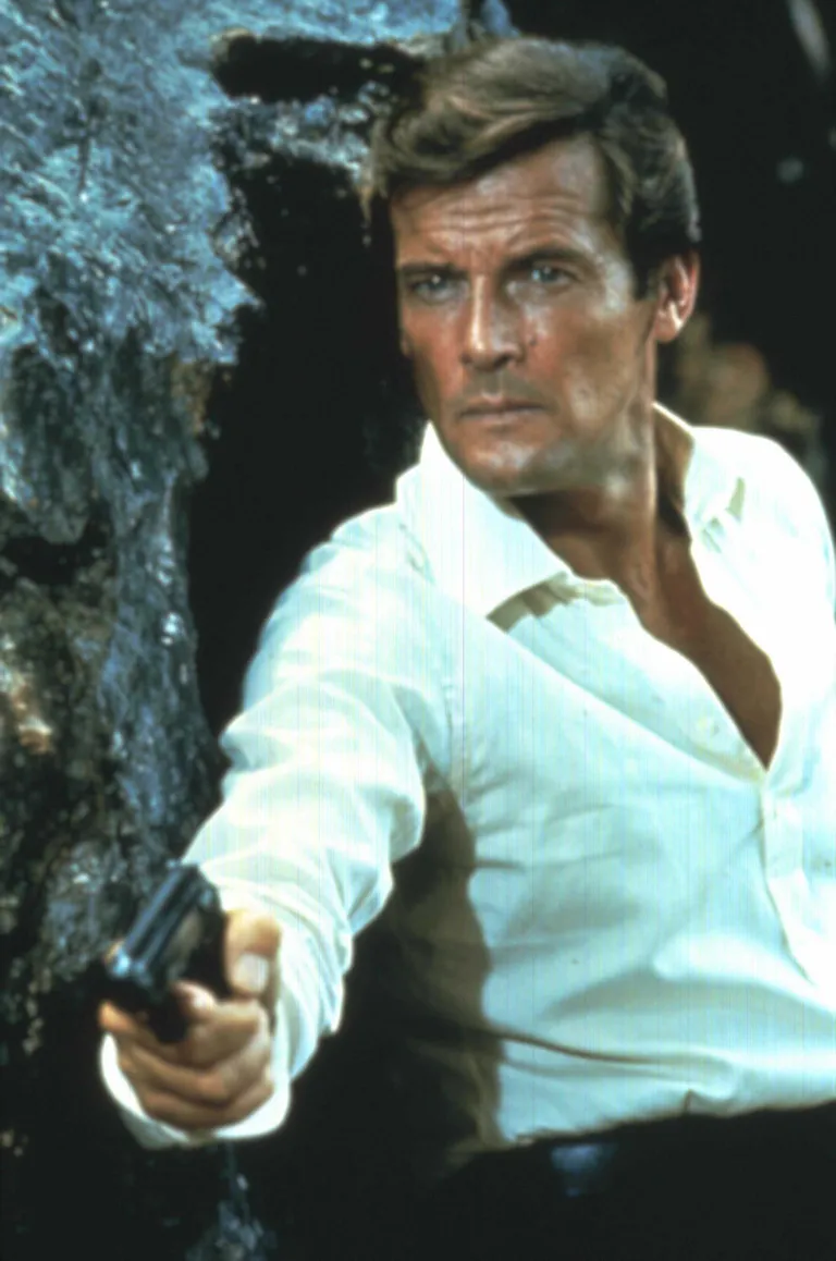 Roger Moore filmis «Mees kuldse relvaga»