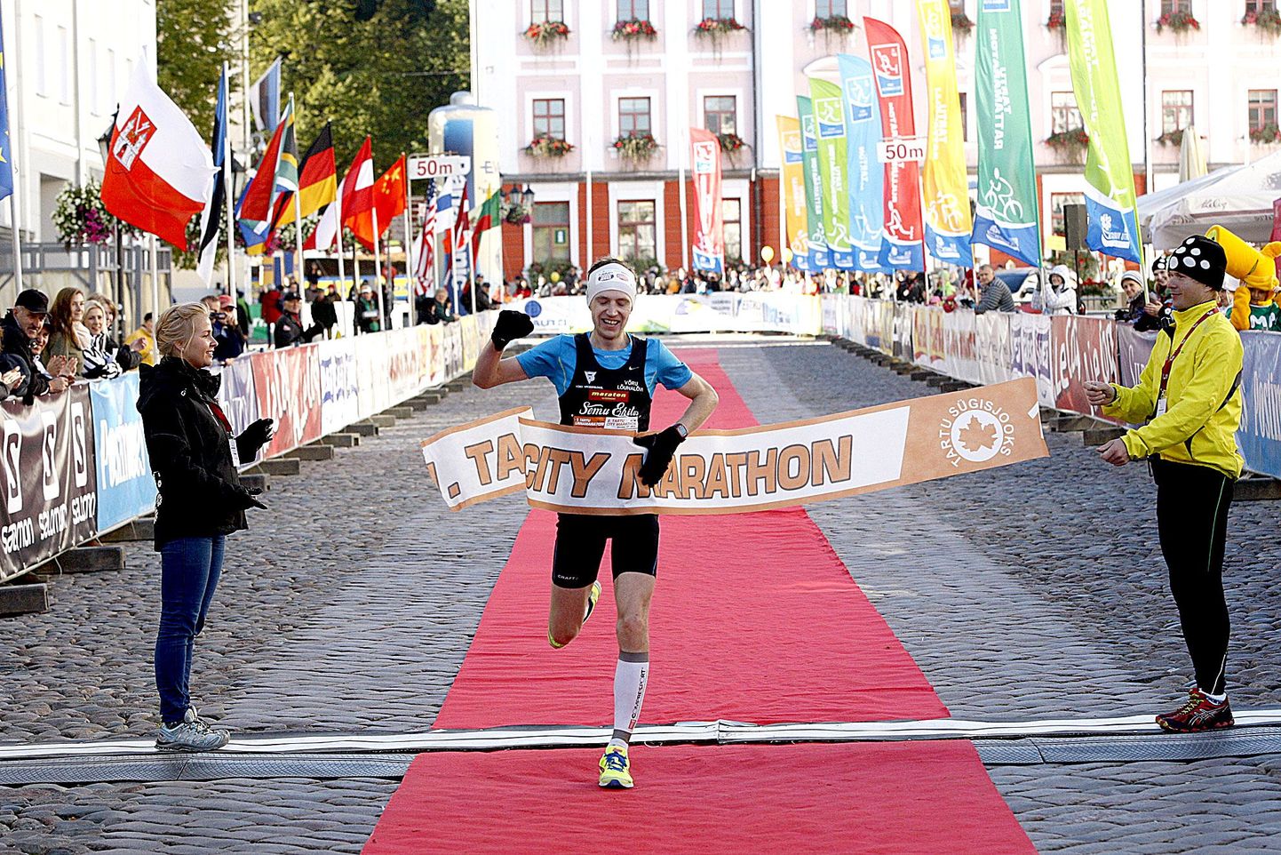 Ivar Ivanov võitis linnamaratoni 42-kilomeetrise jooksu lõpus vaevanud krampide kiuste.